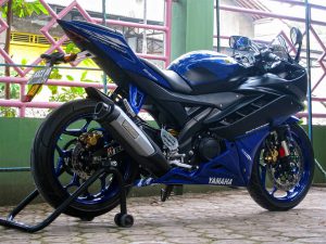 Yamaha R15 Modifikasi Warna, Striping, dan Kondom Tangki 